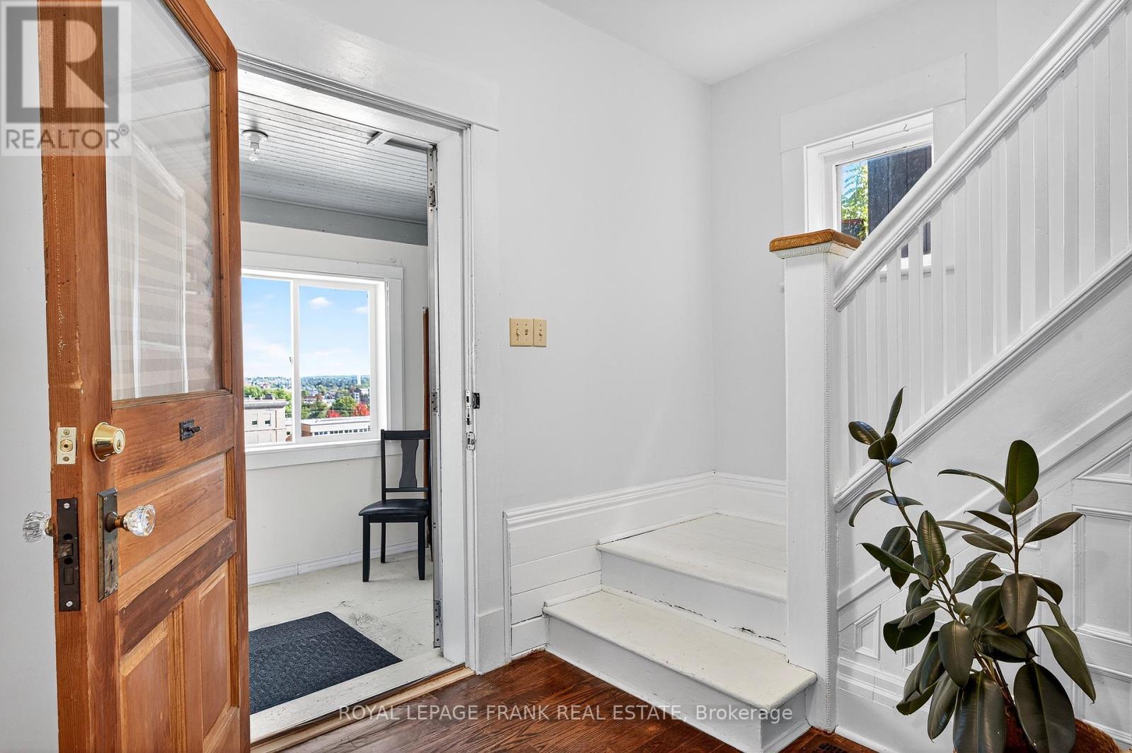 












1217 GRANDVIEW AVENUE

,
Peterborough (Otonabee Ward 1),




Ontario
K9J5P7

