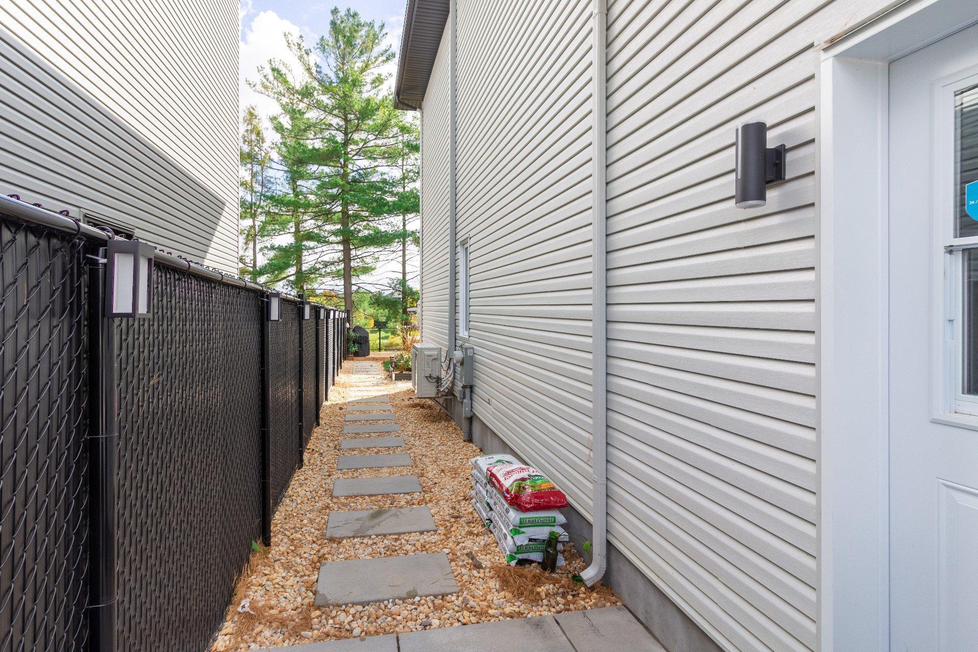 









173


Rue Albini

,
Châteauguay,




QC
J6K0A1

