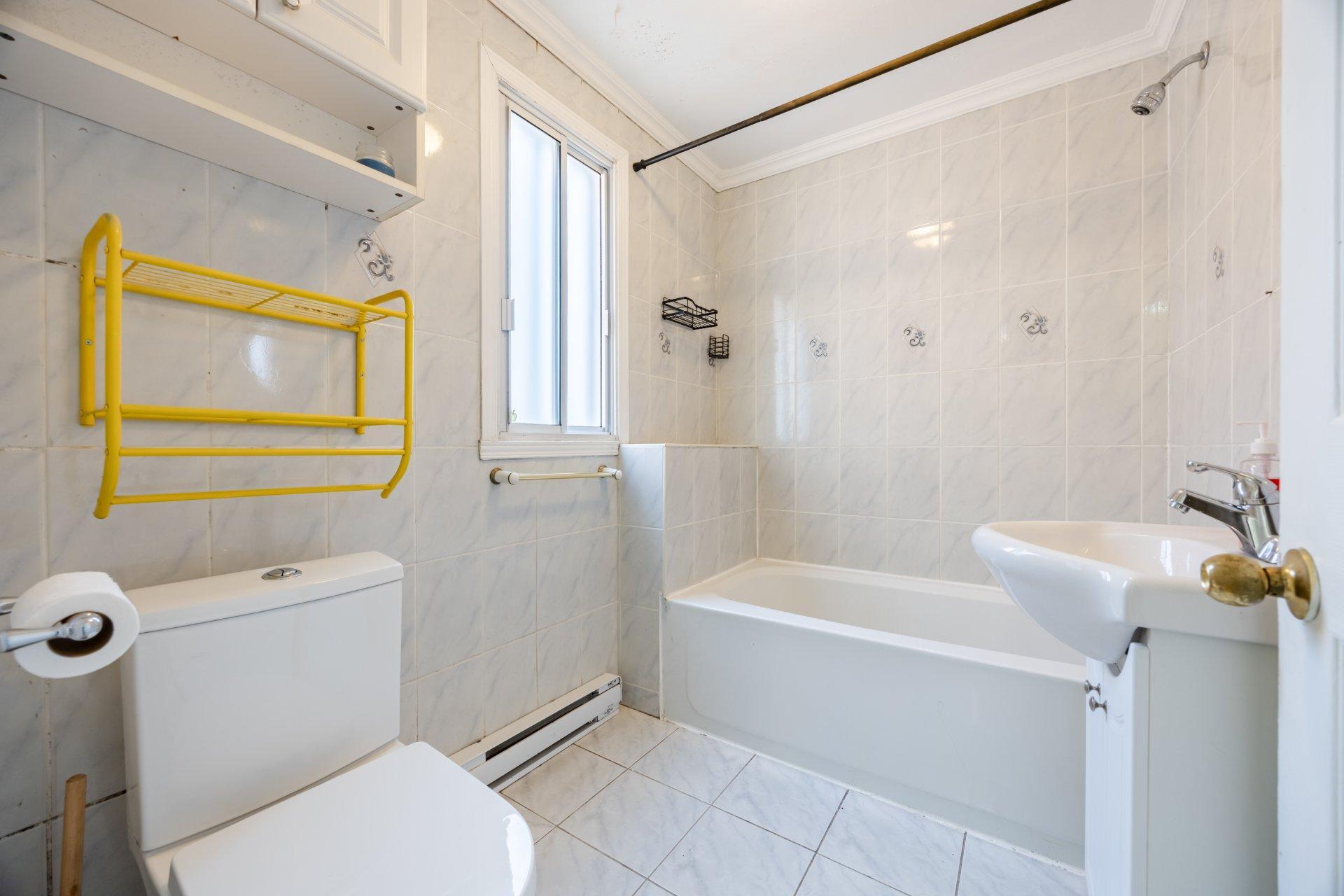 









5350

 - 5352


Av. Bourret

,
Montréal (Côte-des-Neiges/Notre-Dame-de-Grâce),




QC
H3X1J2

