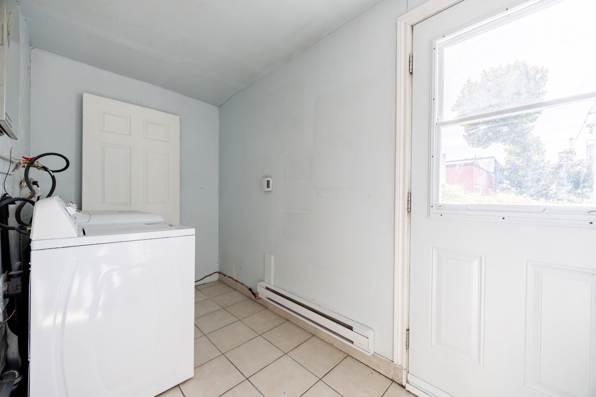 









5350

 - 5352


Av. Bourret

,
Montréal (Côte-des-Neiges/Notre-Dame-de-Grâce),




QC
H3X1J2

