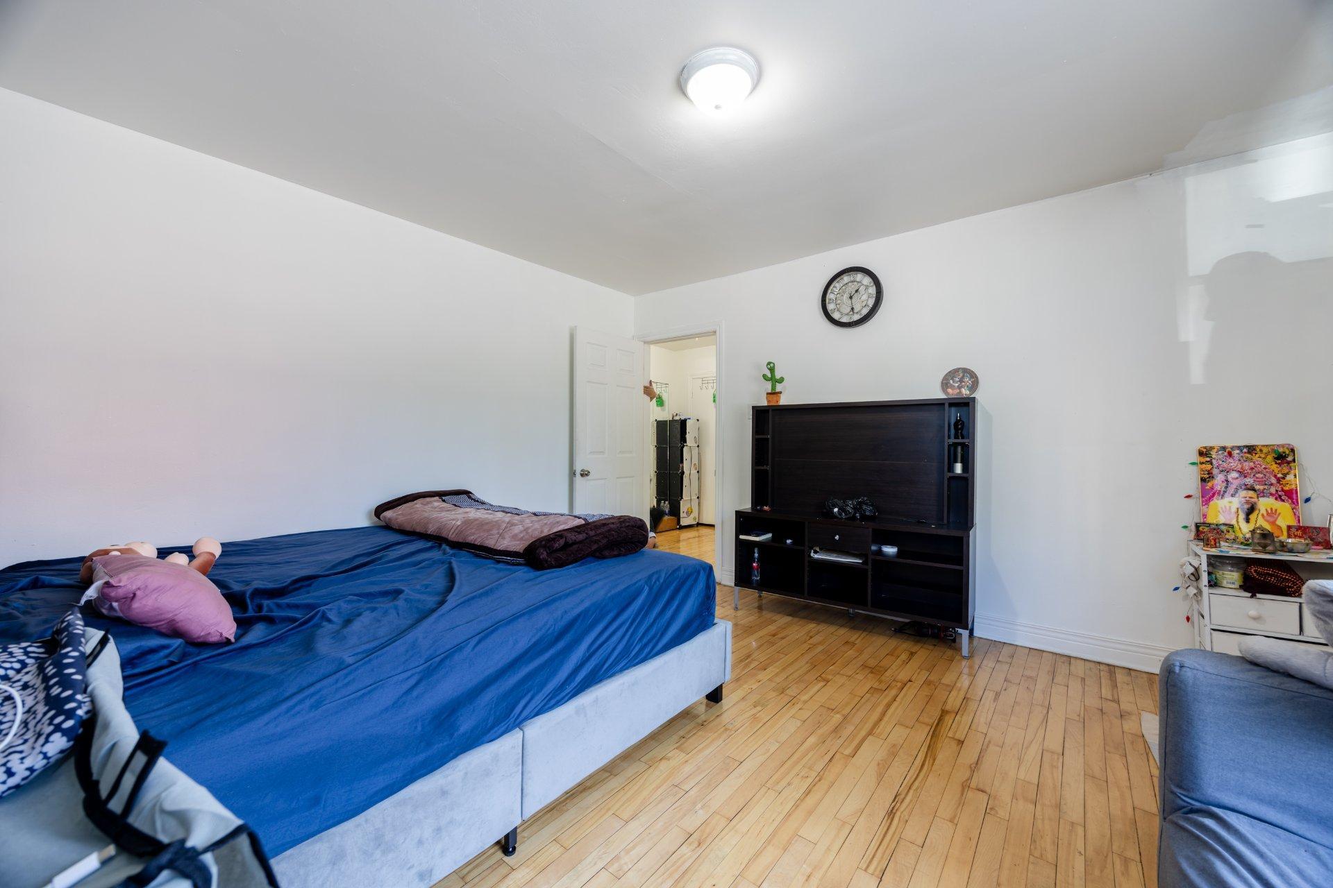 









5350

 - 5352


Av. Bourret

,
Montréal (Côte-des-Neiges/Notre-Dame-de-Grâce),




QC
H3X1J2

