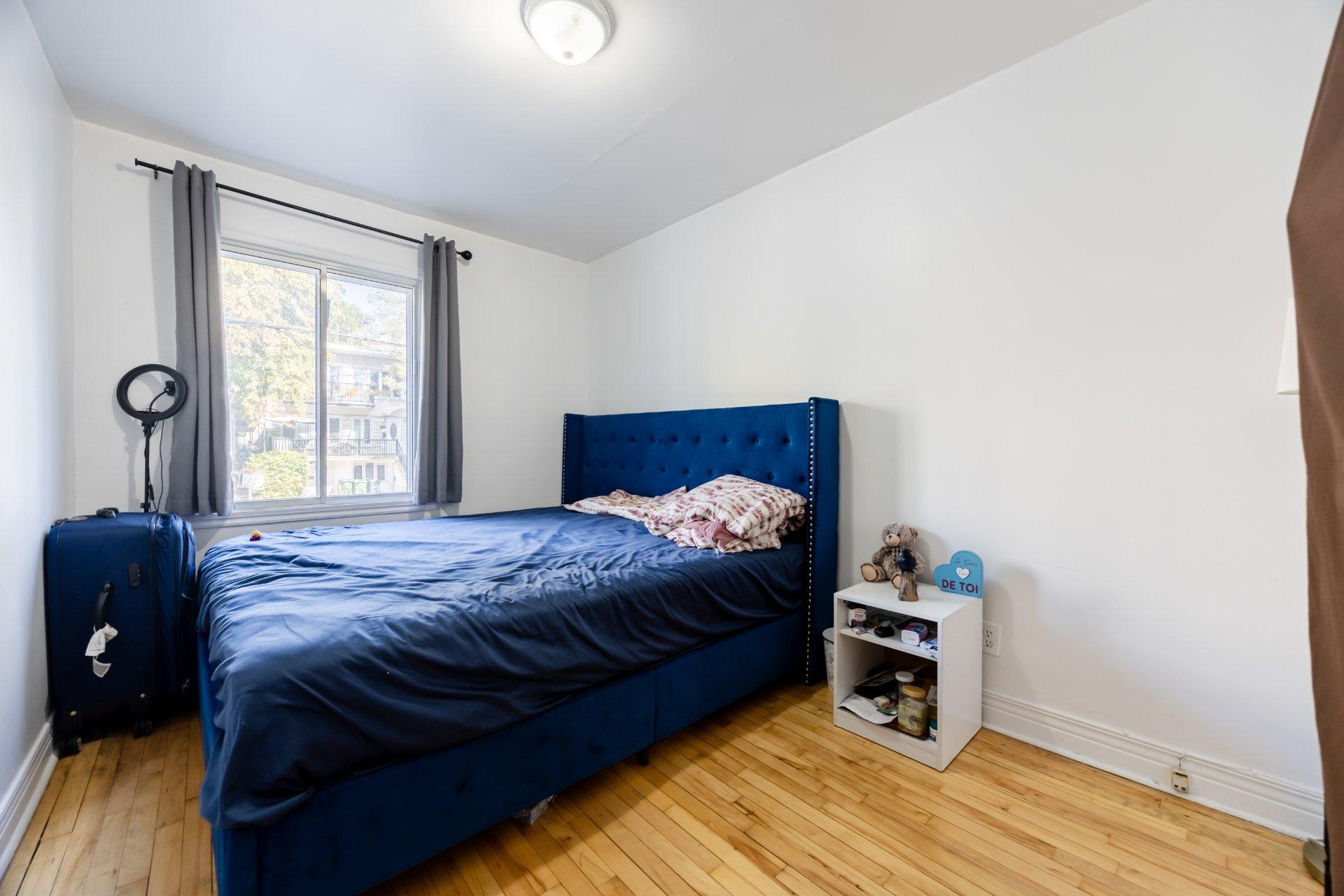 









5350

 - 5352


Av. Bourret

,
Montréal (Côte-des-Neiges/Notre-Dame-de-Grâce),




QC
H3X1J2

