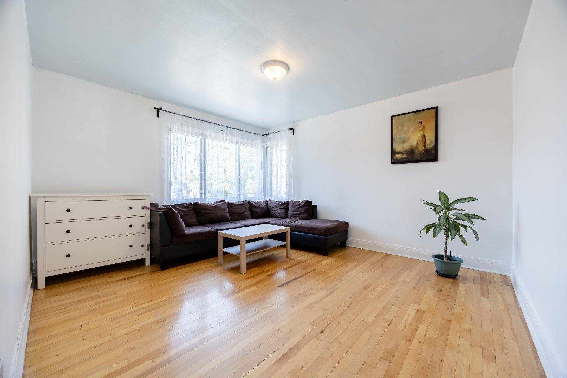 









5350

 - 5352


Av. Bourret

,
Montréal (Côte-des-Neiges/Notre-Dame-de-Grâce),




QC
H3X1J2

