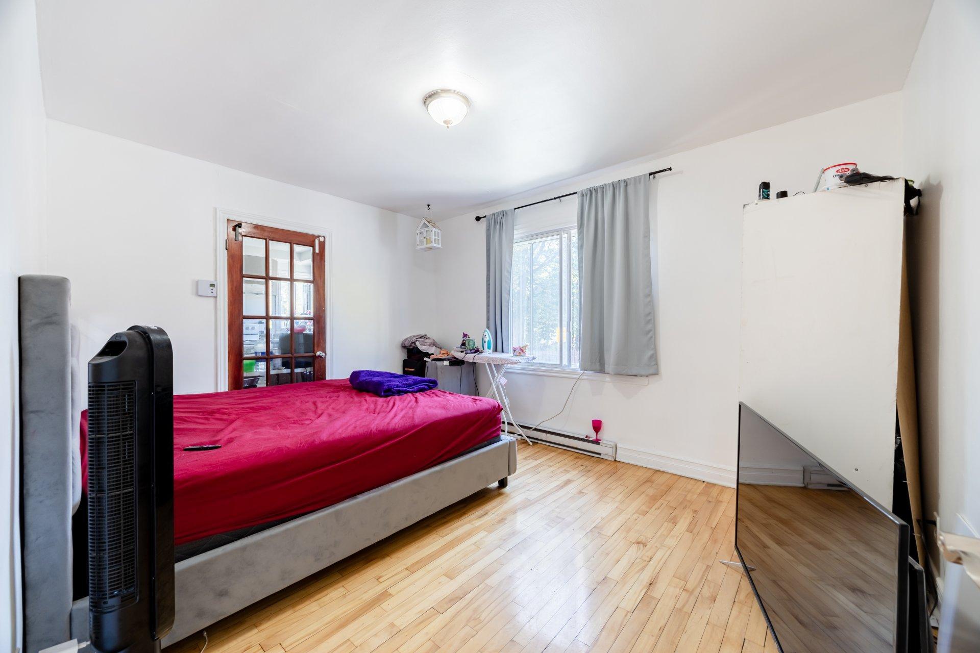 









5350

 - 5352


Av. Bourret

,
Montréal (Côte-des-Neiges/Notre-Dame-de-Grâce),




QC
H3X1J2

