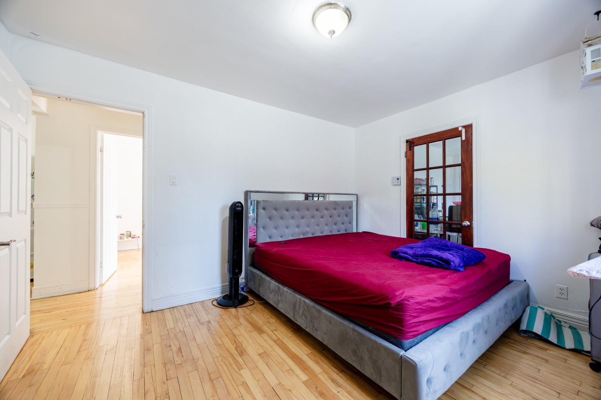 









5350

 - 5352


Av. Bourret

,
Montréal (Côte-des-Neiges/Notre-Dame-de-Grâce),




QC
H3X1J2

