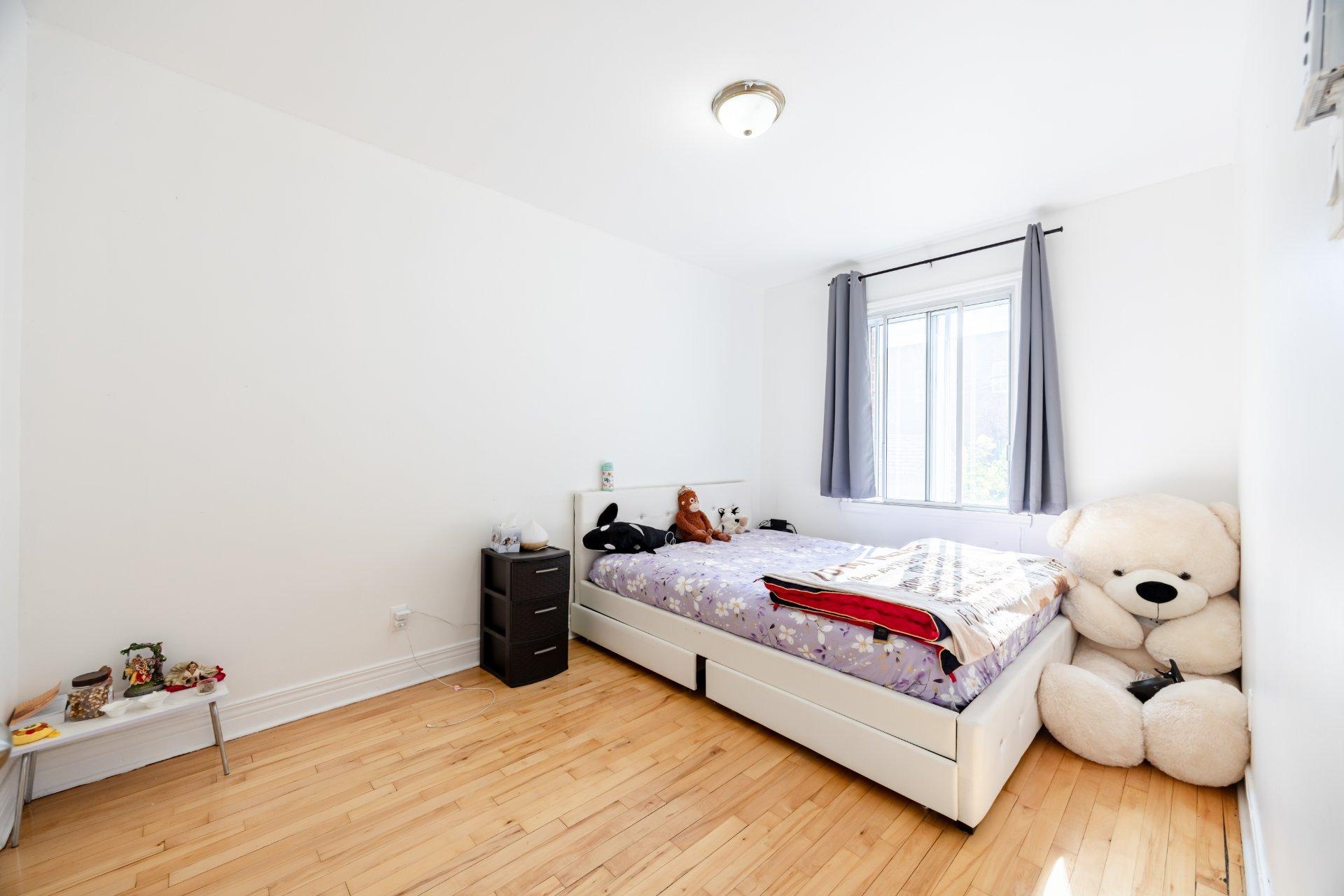 









5350

 - 5352


Av. Bourret

,
Montréal (Côte-des-Neiges/Notre-Dame-de-Grâce),




QC
H3X1J2

