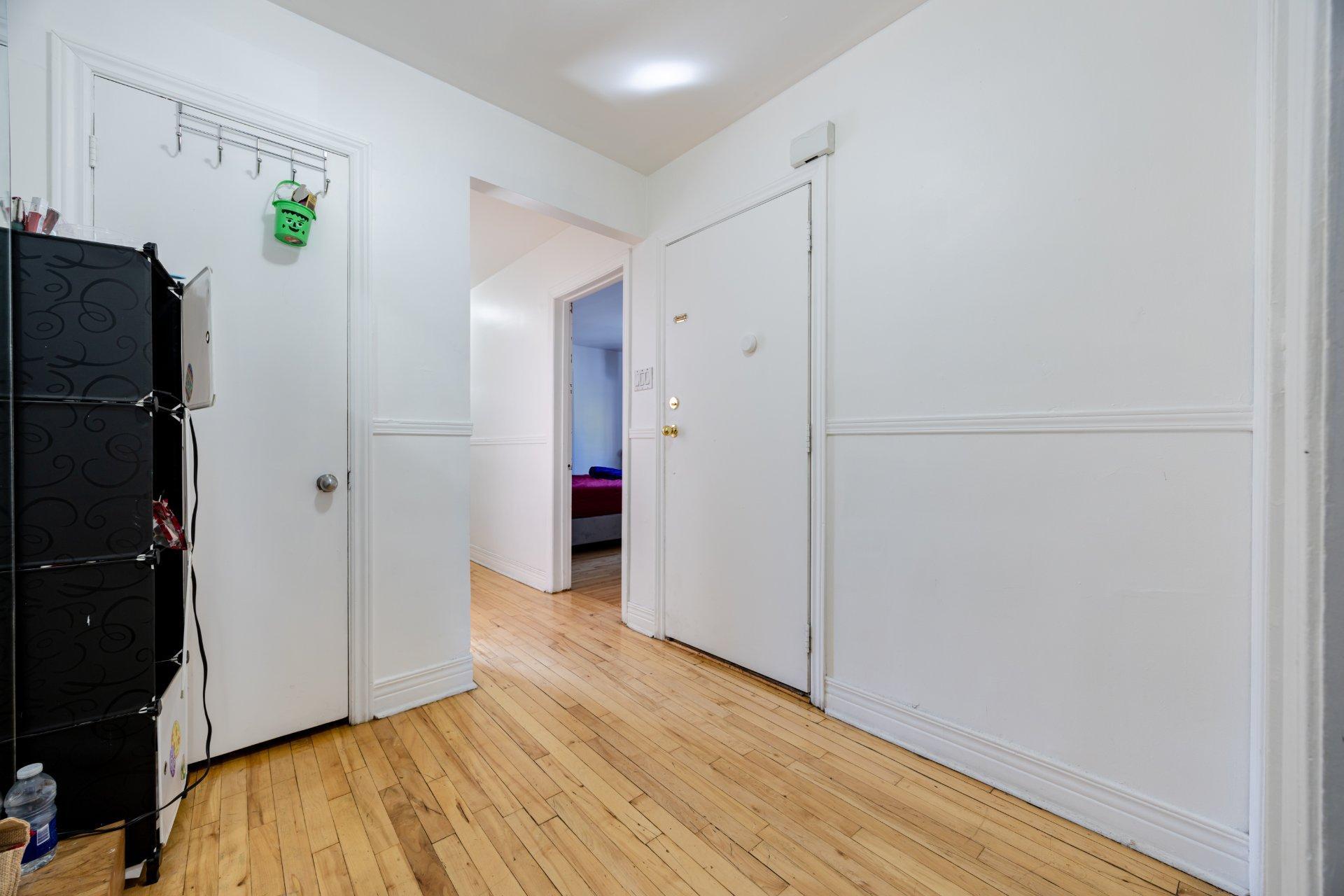









5350

 - 5352


Av. Bourret

,
Montréal (Côte-des-Neiges/Notre-Dame-de-Grâce),




QC
H3X1J2

