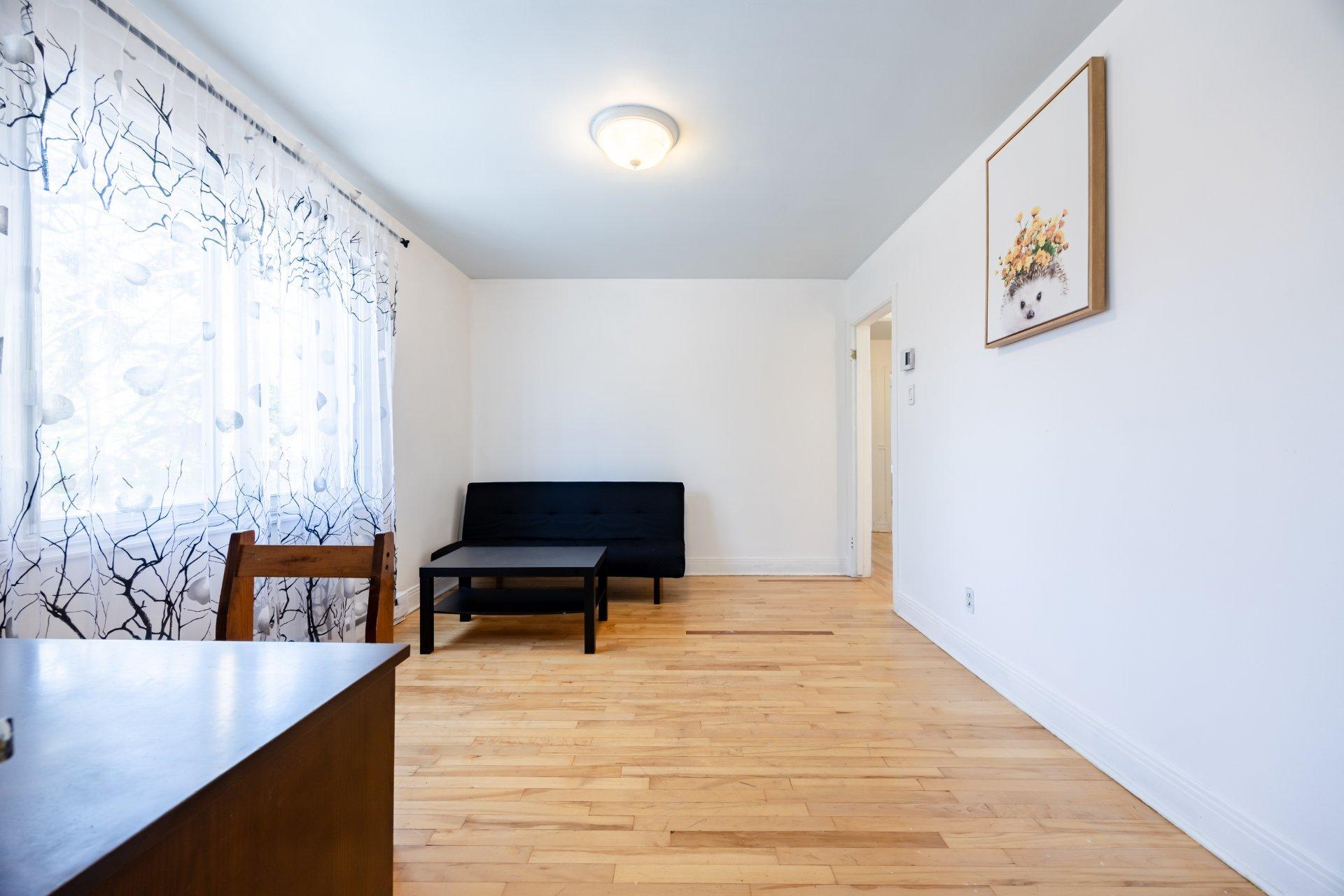 









5350

 - 5352


Av. Bourret

,
Montréal (Côte-des-Neiges/Notre-Dame-de-Grâce),




QC
H3X1J2

