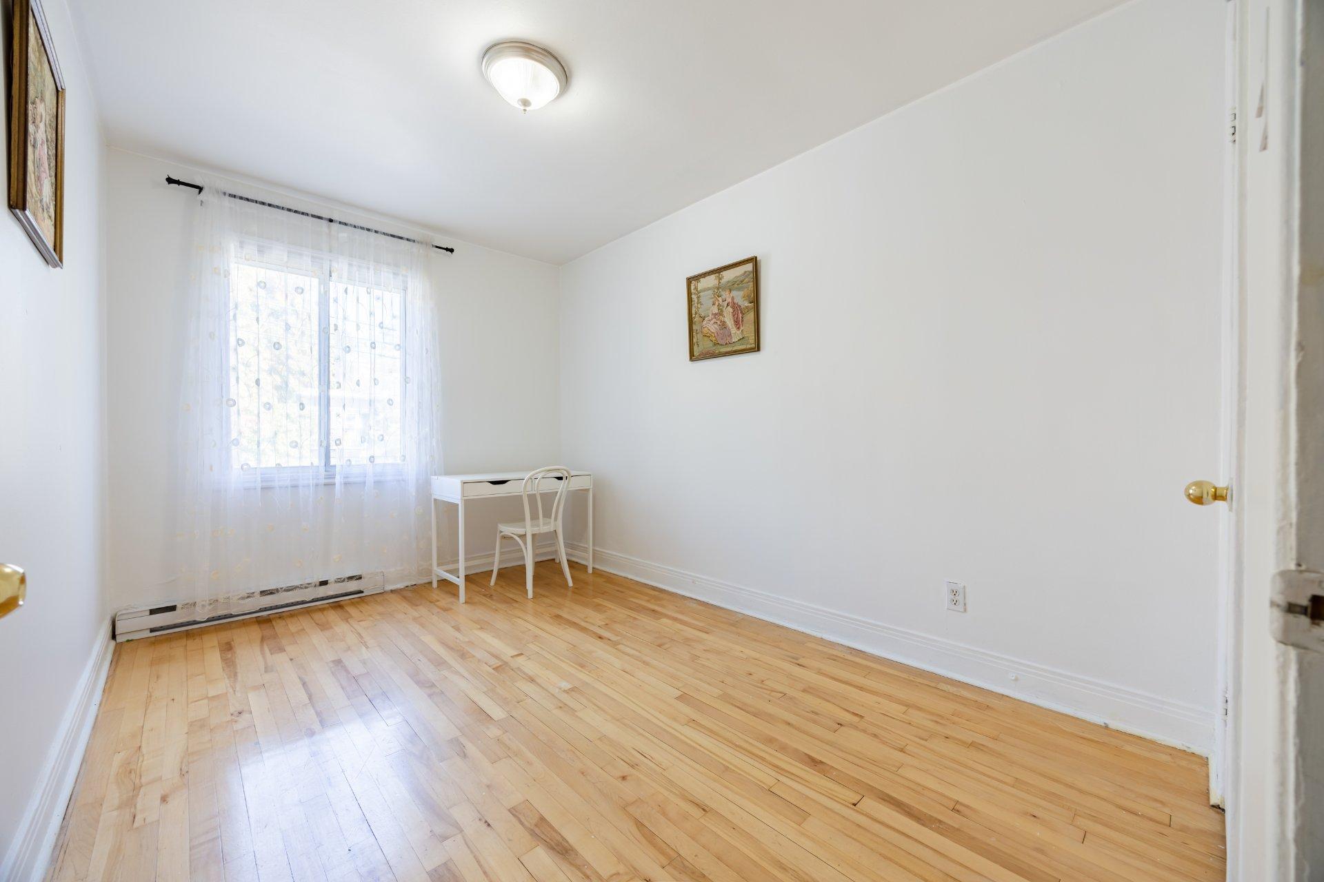 









5350

 - 5352


Av. Bourret

,
Montréal (Côte-des-Neiges/Notre-Dame-de-Grâce),




QC
H3X1J2

