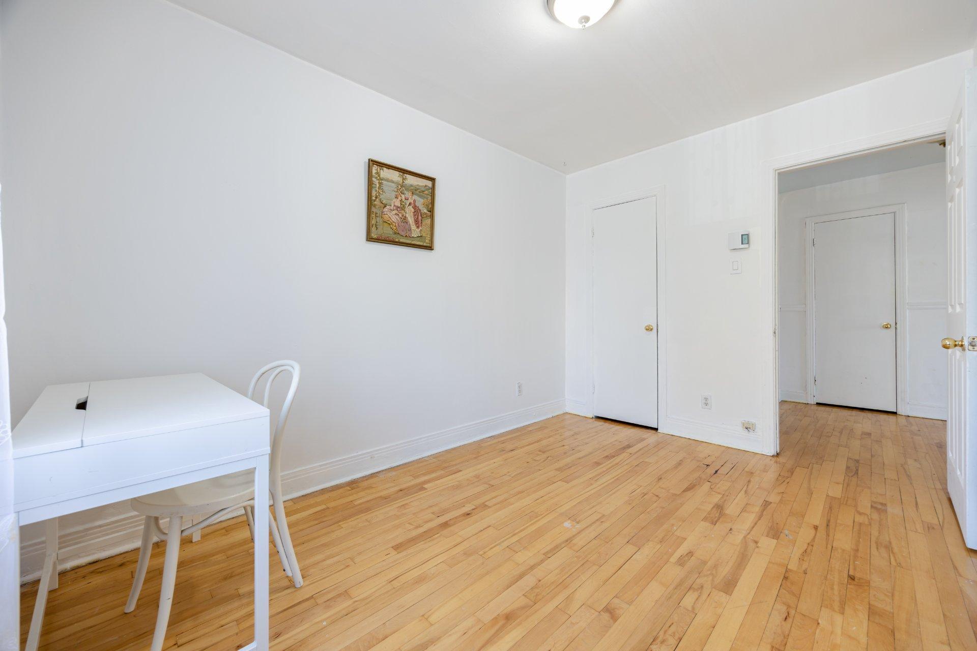 









5350

 - 5352


Av. Bourret

,
Montréal (Côte-des-Neiges/Notre-Dame-de-Grâce),




QC
H3X1J2

