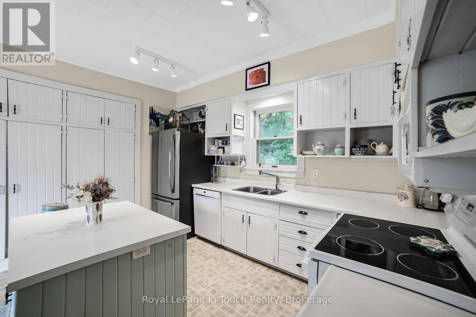 












233 QUEEN STREET

,
Midland,




Ontario
L4R3G9

