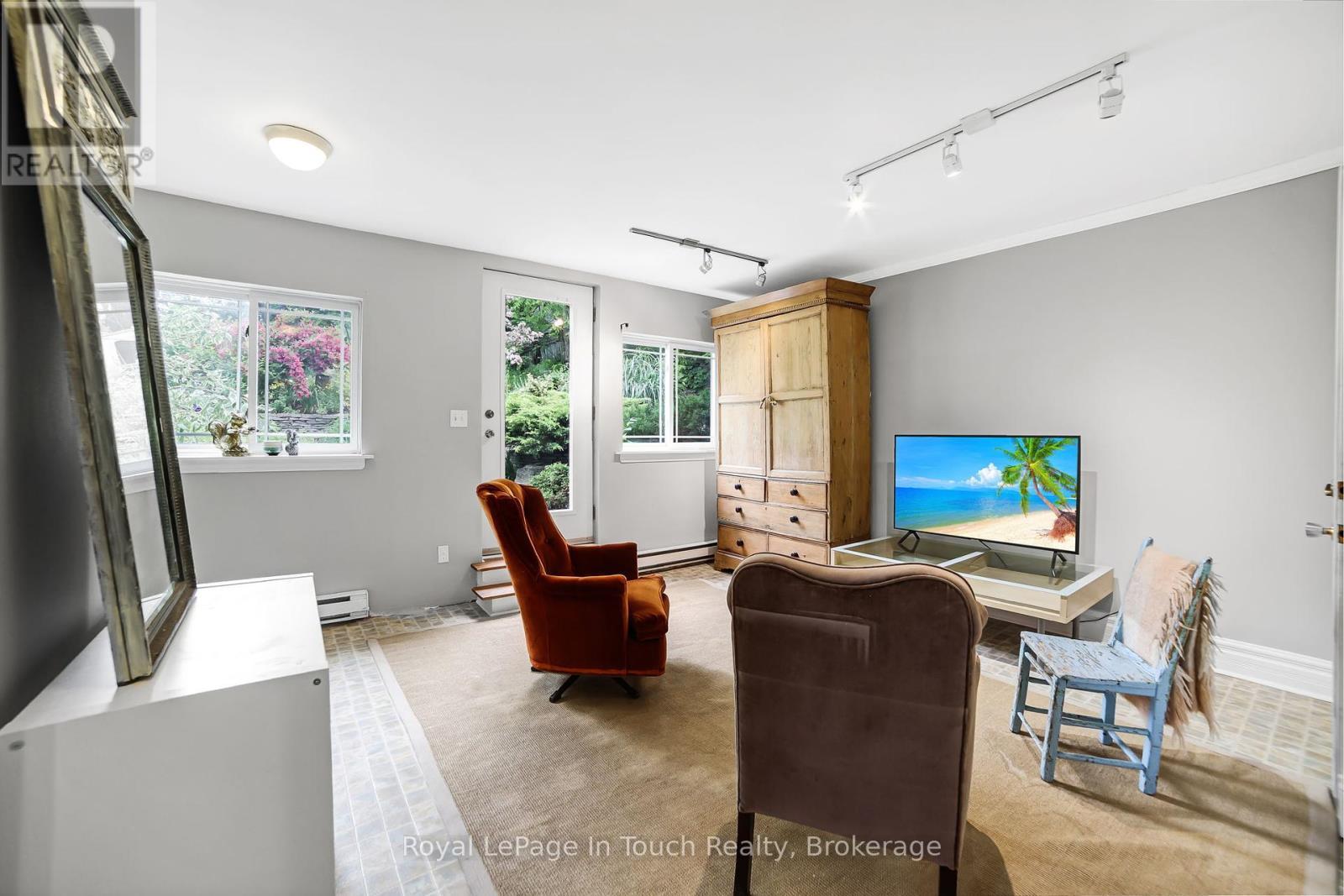 












233 QUEEN STREET

,
Midland,




Ontario
L4R3G9

