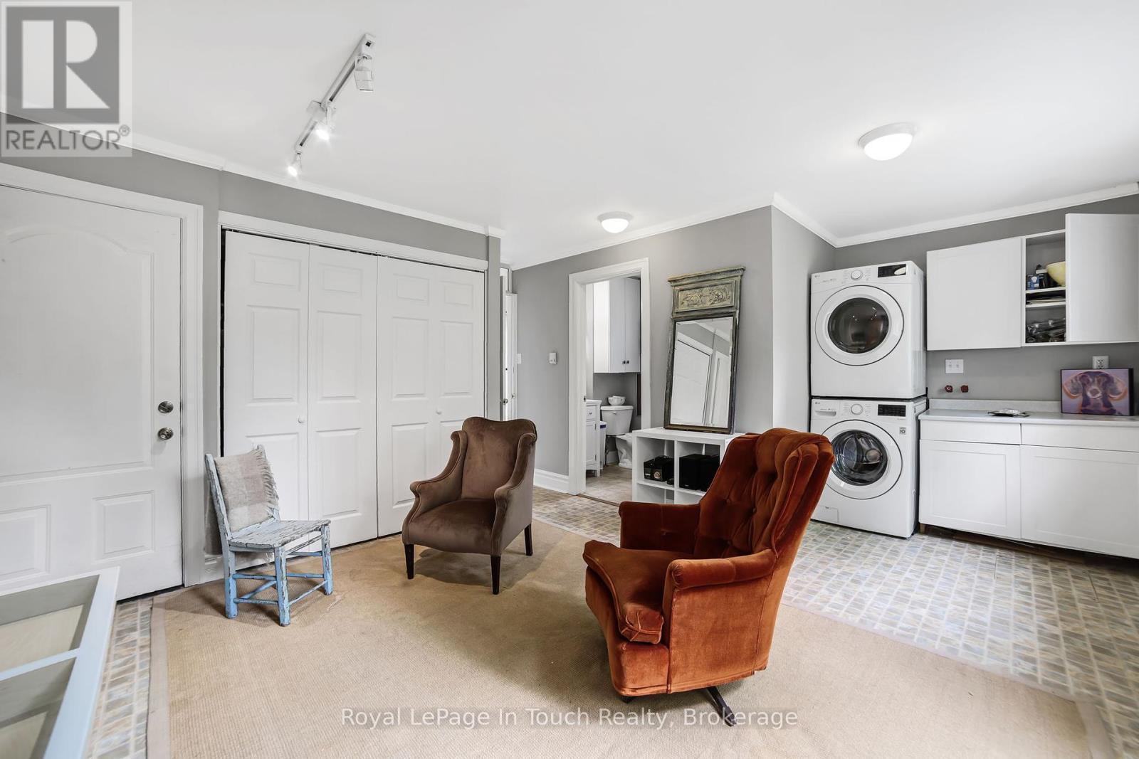 












233 QUEEN STREET

,
Midland,




Ontario
L4R3G9

