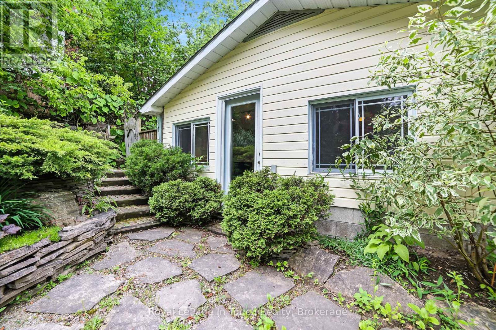 












233 QUEEN STREET

,
Midland,




Ontario
L4R3G9

