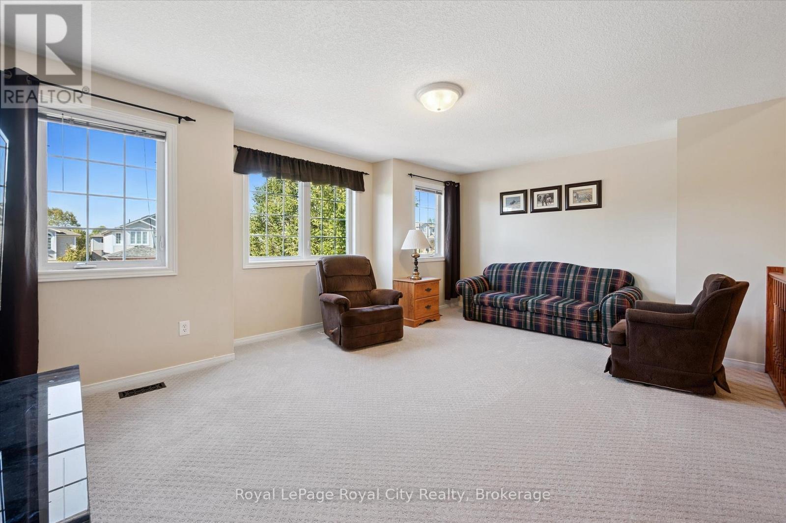 












37 SHACKLETON DRIVE

,
Guelph (Grange Road),




Ontario
N1E7L3

