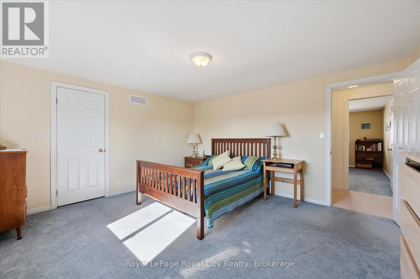 












37 SHACKLETON DRIVE

,
Guelph (Grange Road),




Ontario
N1E7L3

