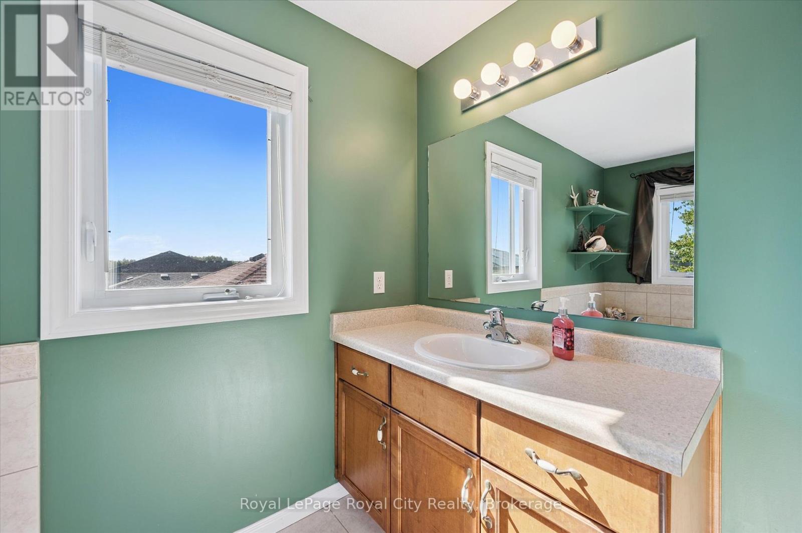 












37 SHACKLETON DRIVE

,
Guelph (Grange Road),




Ontario
N1E7L3

