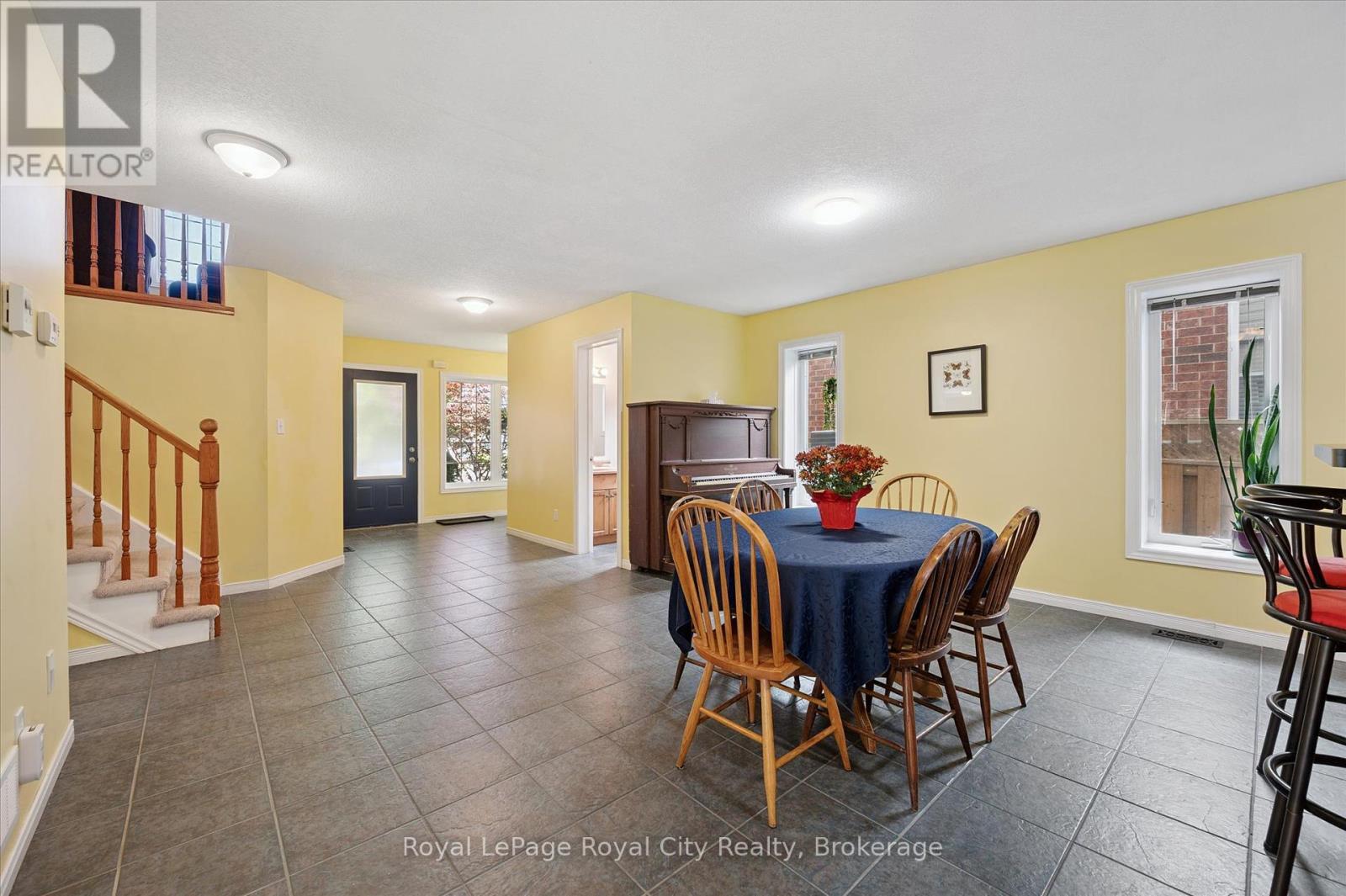 












37 SHACKLETON DRIVE

,
Guelph (Grange Road),




Ontario
N1E7L3

