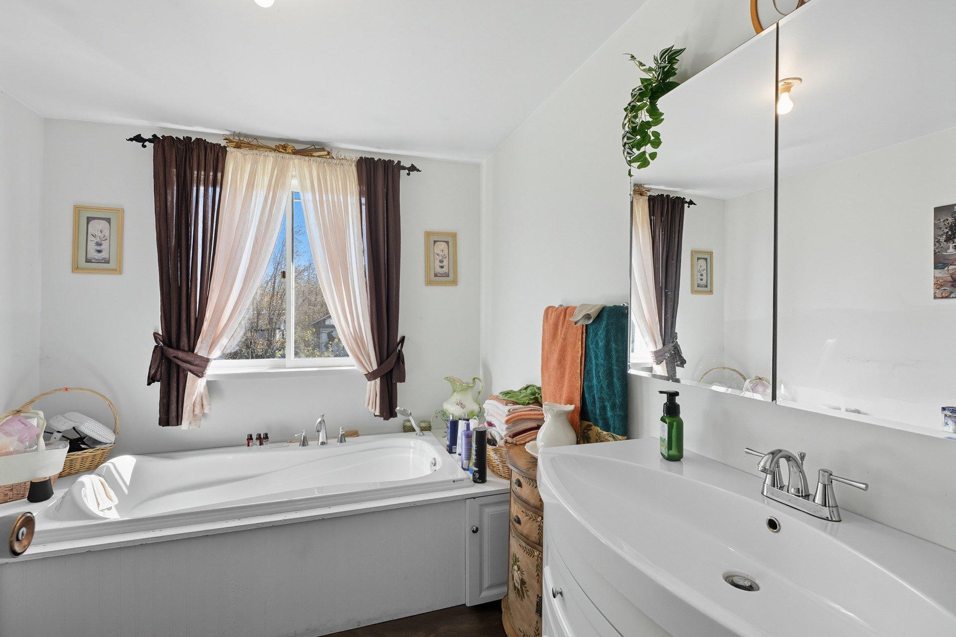 









6


Ch. Guilbeault

,
Gracefield,




QC
J0X1W0

