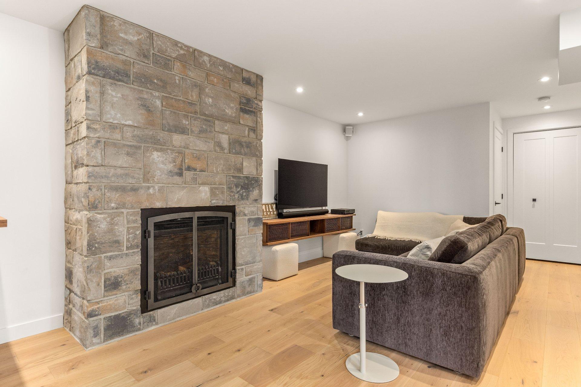 









165


Rue de Rouville

,
Bromont,




QC
J2L2B9

