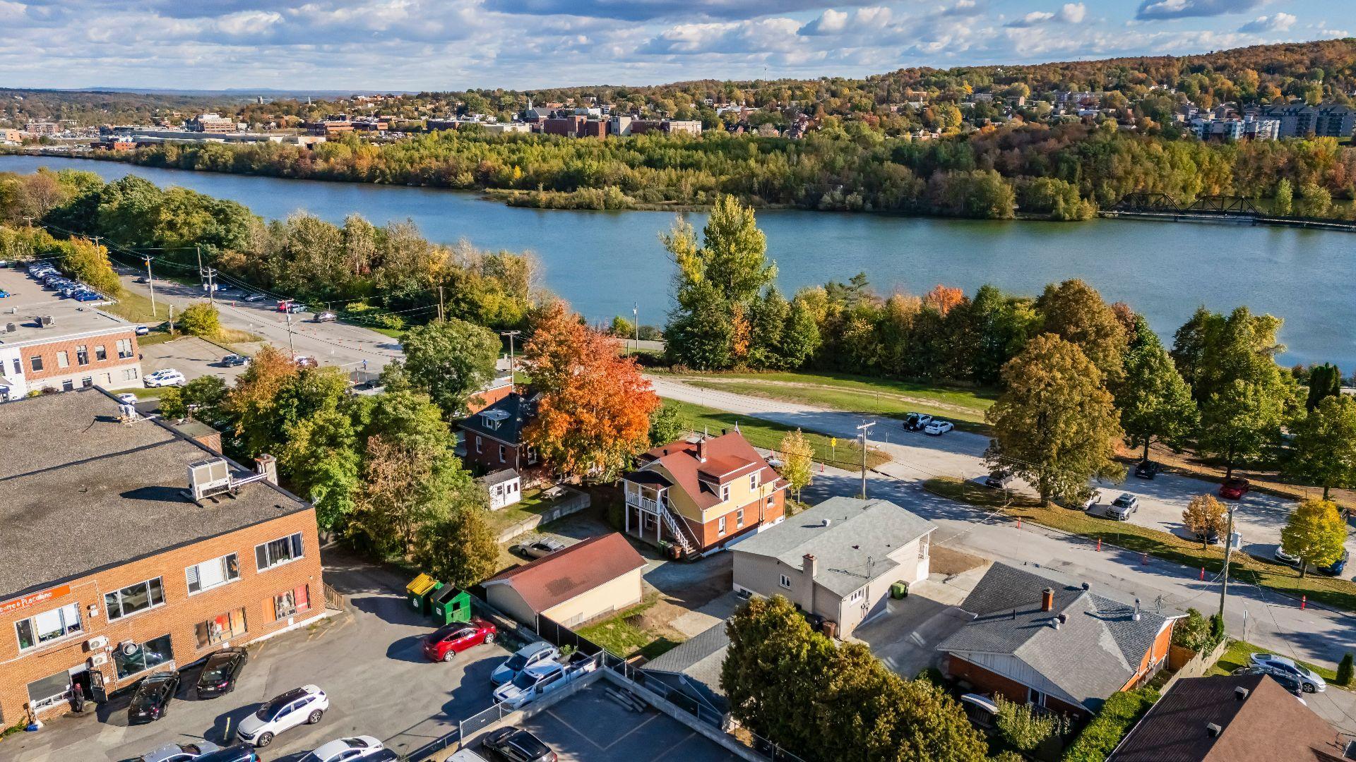 









1605

 - 1607


Rue Marcil

,
Sherbrooke (Les Nations),




QC
J1J2H6

