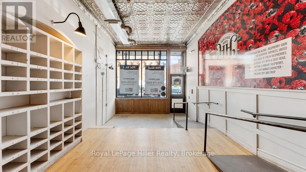 












21 MARKET PLACE

,
Stratford,




Ontario
N5A1A4

