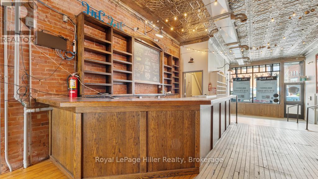 












21 MARKET PLACE

,
Stratford,




Ontario
N5A1A4

