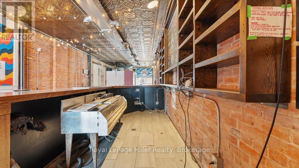 












21 MARKET PLACE

,
Stratford,




Ontario
N5A1A4

