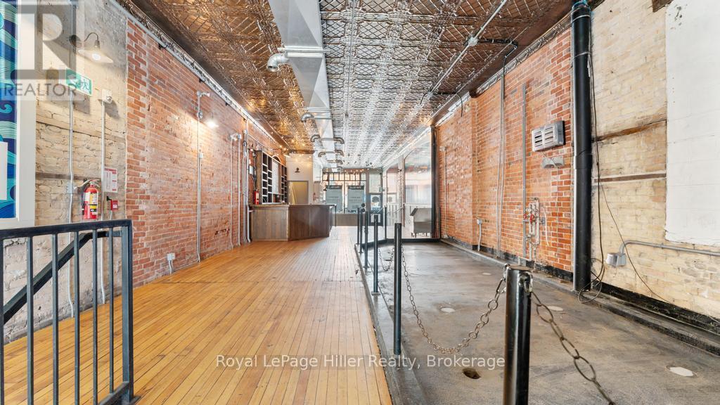 












21 MARKET PLACE

,
Stratford,




Ontario
N5A1A4


