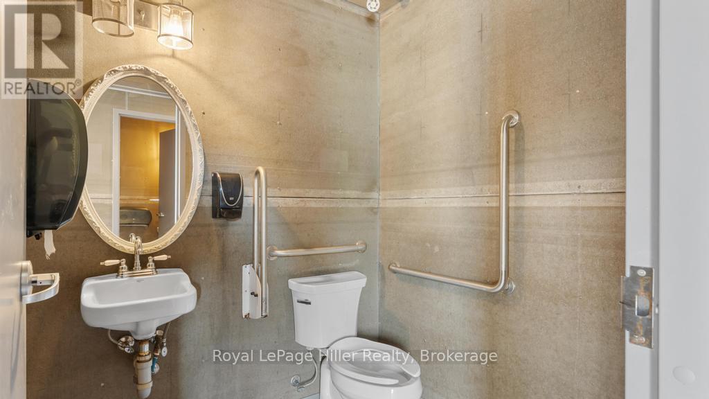 












21 MARKET PLACE

,
Stratford,




Ontario
N5A1A4

