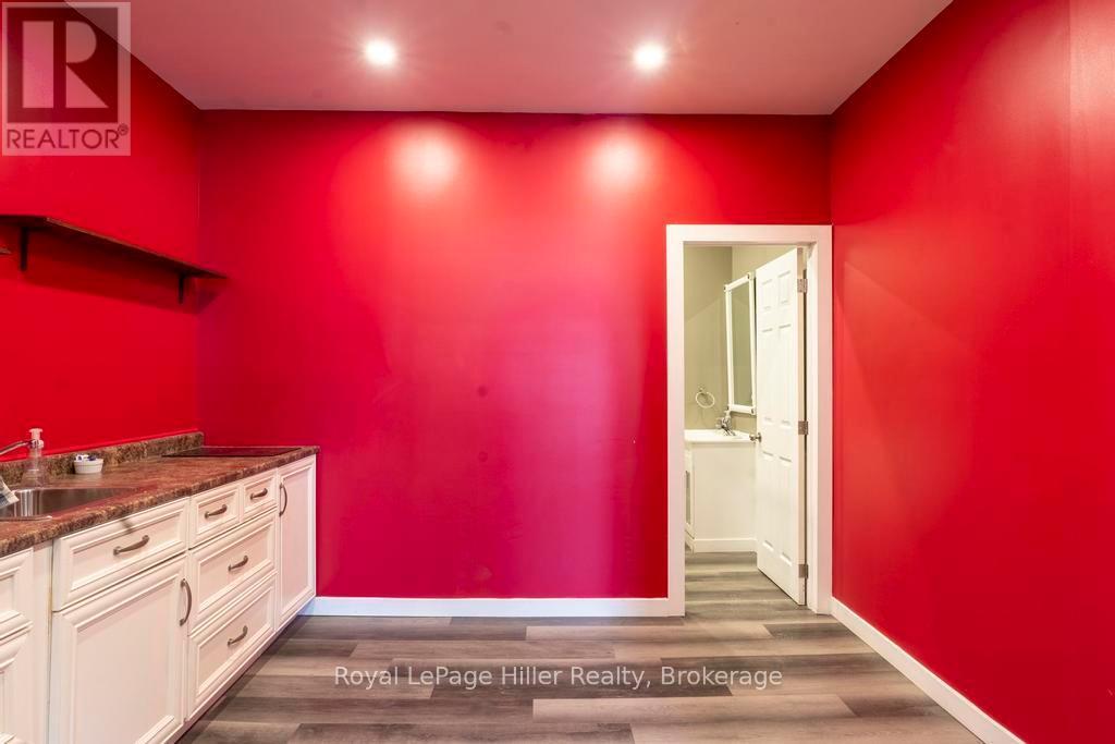 












21 MARKET PLACE

,
Stratford,




Ontario
N5A1A4

