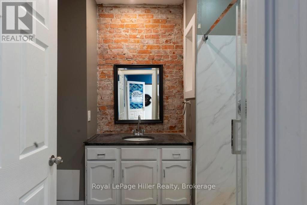 












21 MARKET PLACE

,
Stratford,




Ontario
N5A1A4

