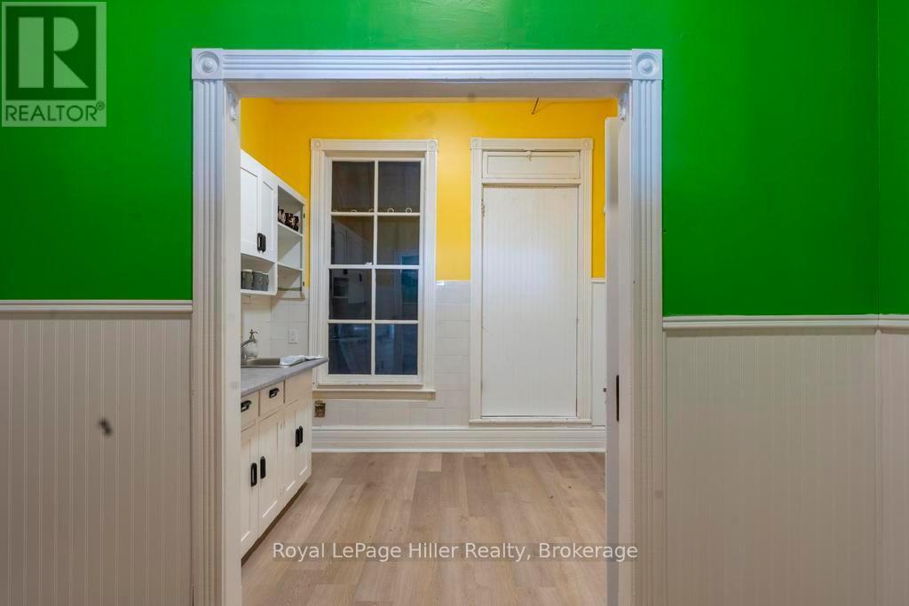 












21 MARKET PLACE

,
Stratford,




Ontario
N5A1A4

