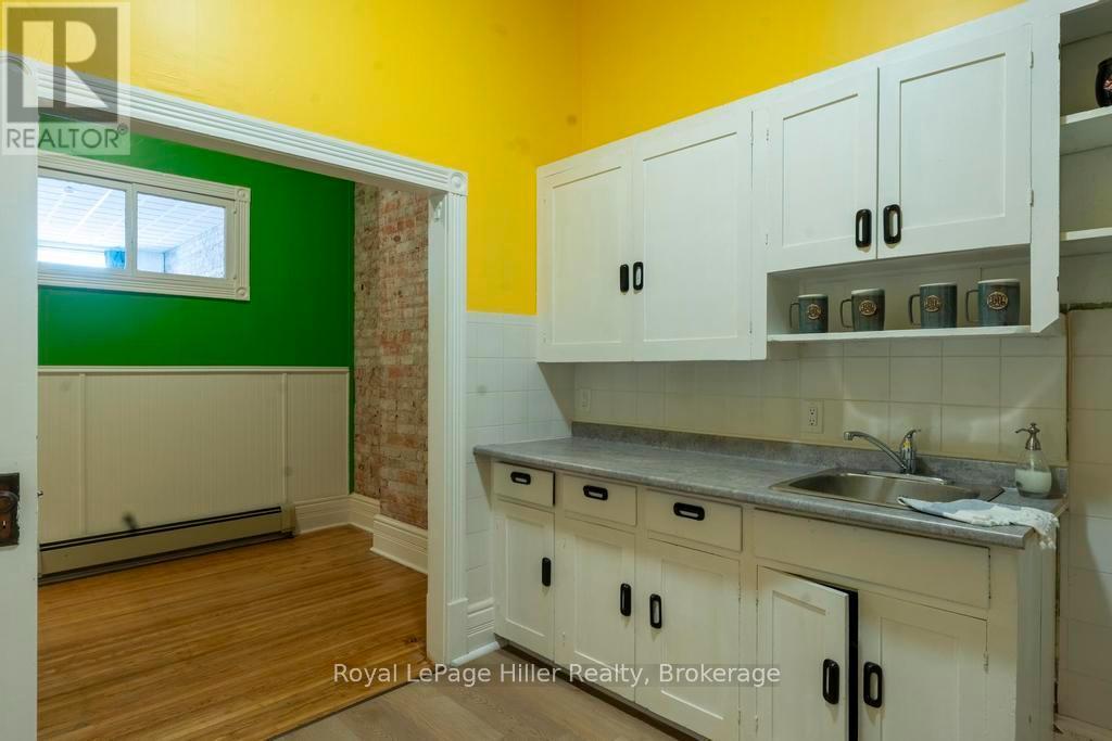 












21 MARKET PLACE

,
Stratford,




Ontario
N5A1A4

