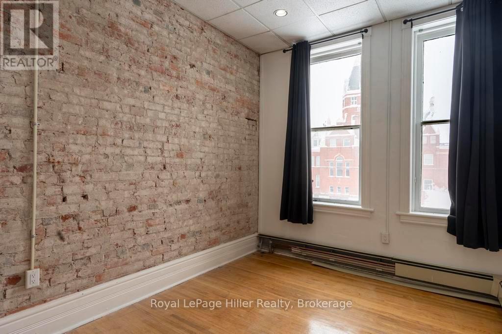 












21 MARKET PLACE

,
Stratford,




Ontario
N5A1A4

