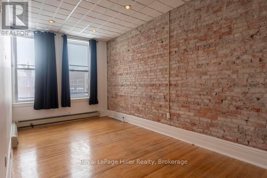 












21 MARKET PLACE

,
Stratford,




Ontario
N5A1A4

