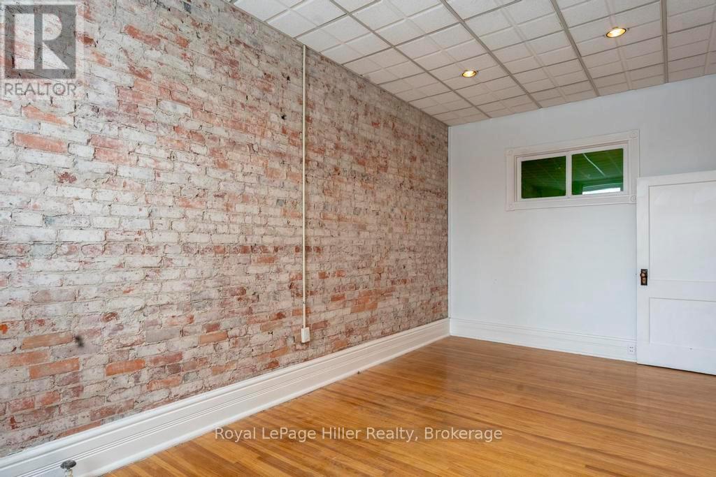 












21 MARKET PLACE

,
Stratford,




Ontario
N5A1A4

