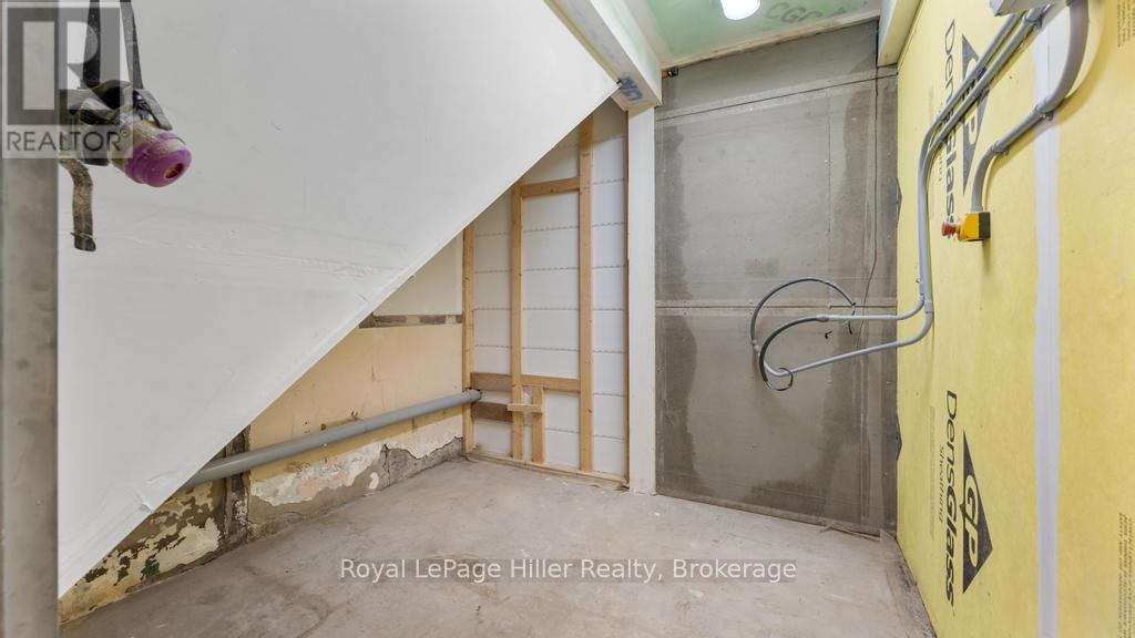 












21 MARKET PLACE

,
Stratford,




Ontario
N5A1A4

