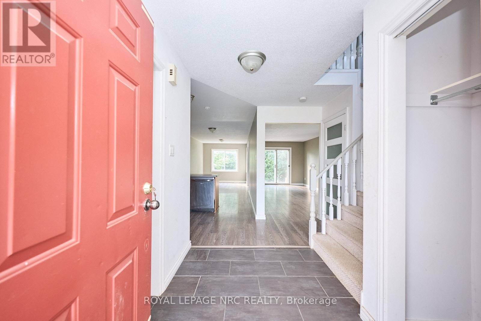 












14 BUSS COURT

,
Thorold (Confederation Heights),




Ontario
L2V5B1

