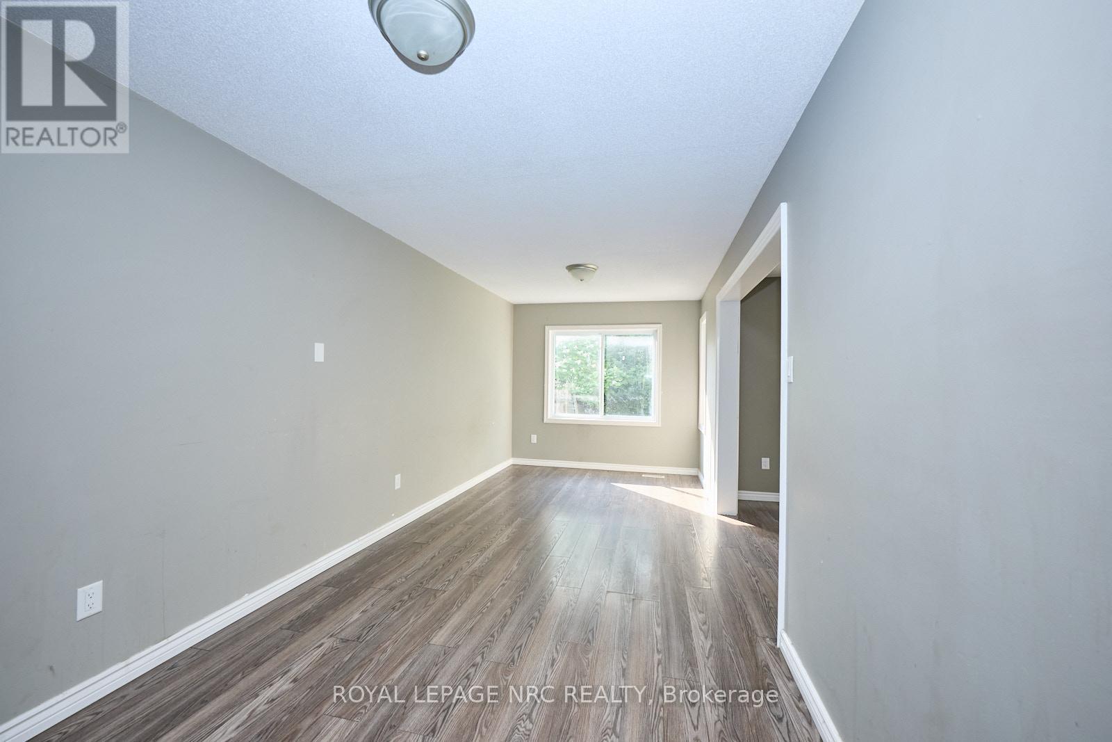 












14 BUSS COURT

,
Thorold (Confederation Heights),




Ontario
L2V5B1

