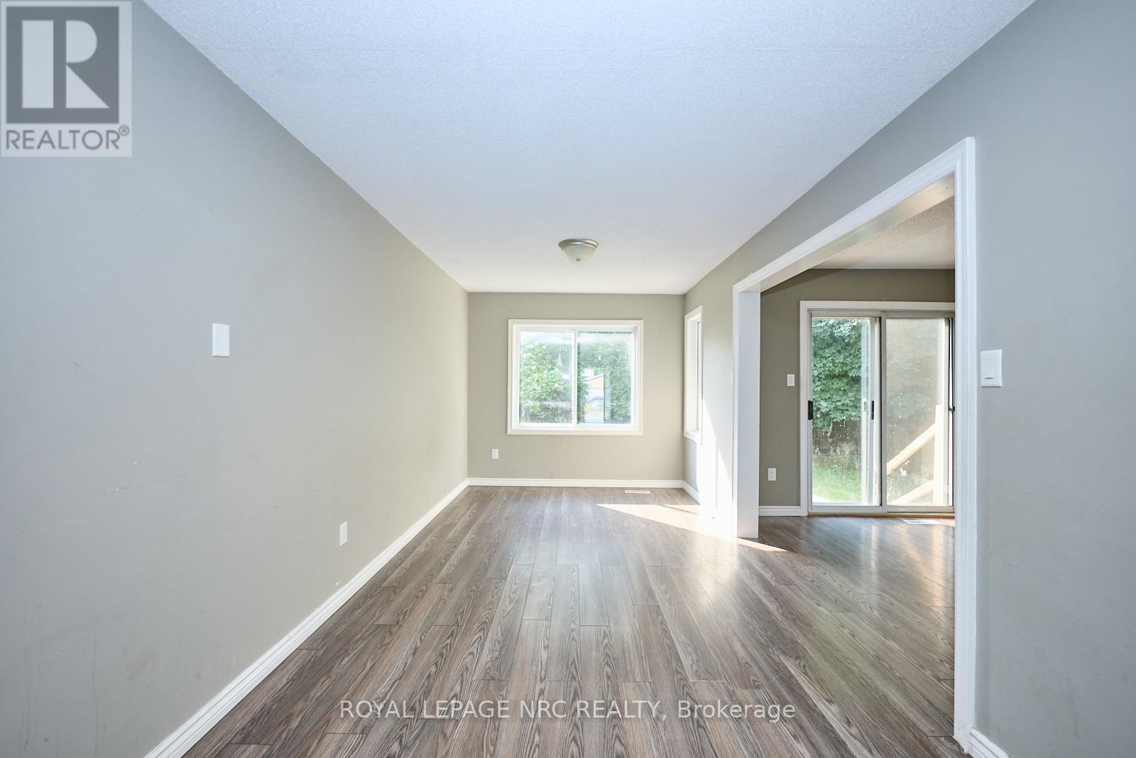 












14 BUSS COURT

,
Thorold (Confederation Heights),




Ontario
L2V5B1

