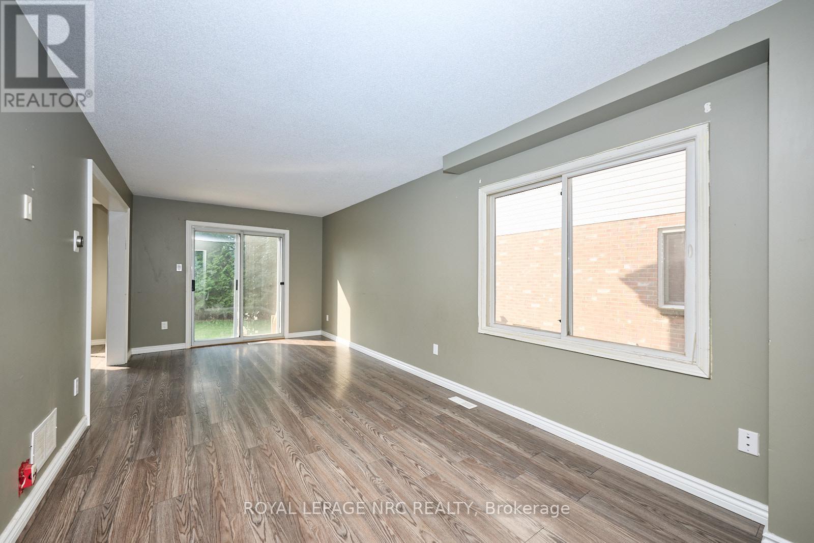 












14 BUSS COURT

,
Thorold (Confederation Heights),




Ontario
L2V5B1

