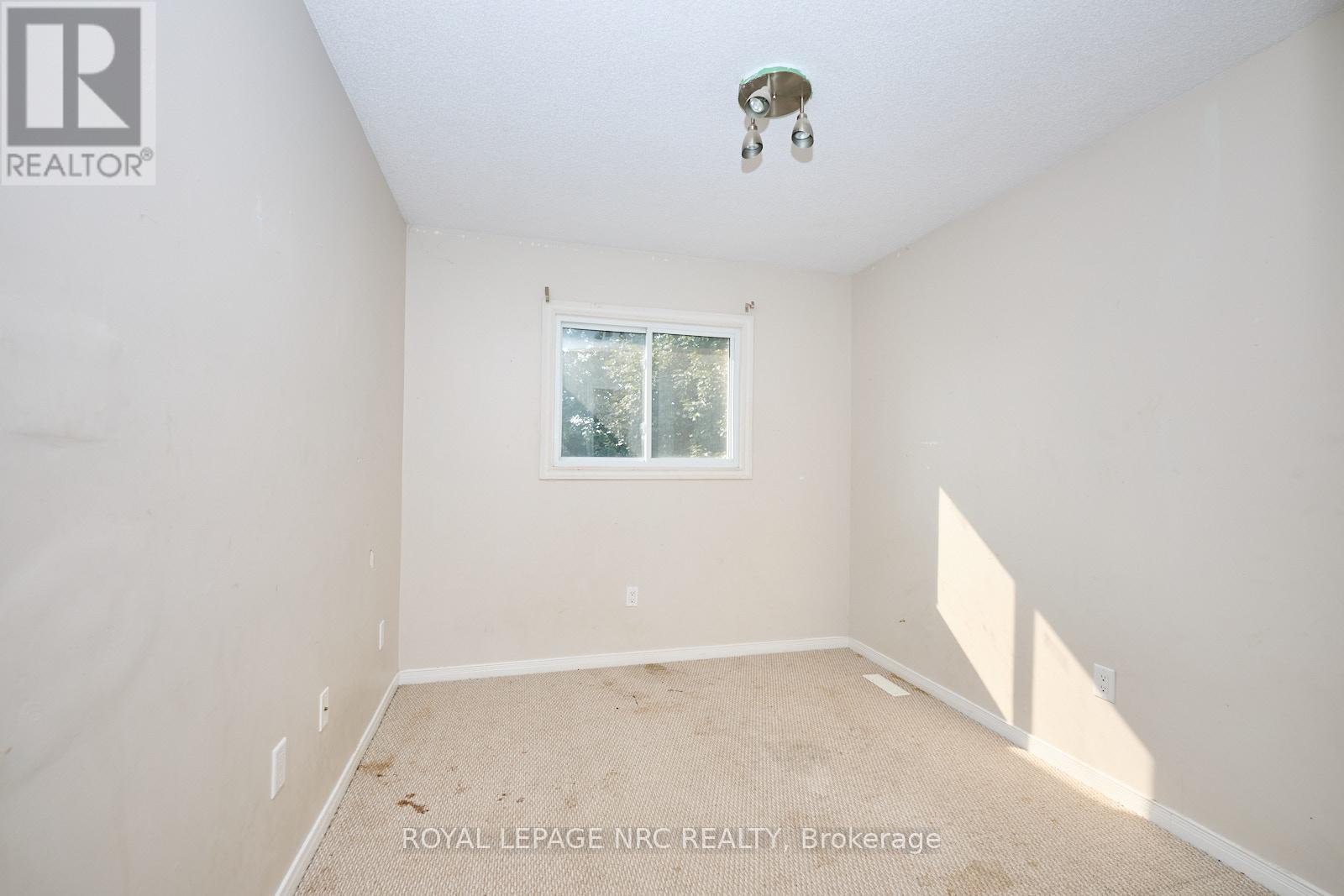 












14 BUSS COURT

,
Thorold (Confederation Heights),




Ontario
L2V5B1

