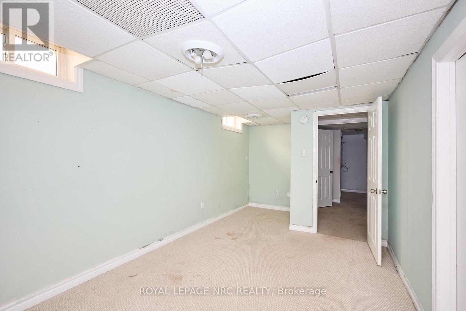 












14 BUSS COURT

,
Thorold (Confederation Heights),




Ontario
L2V5B1

