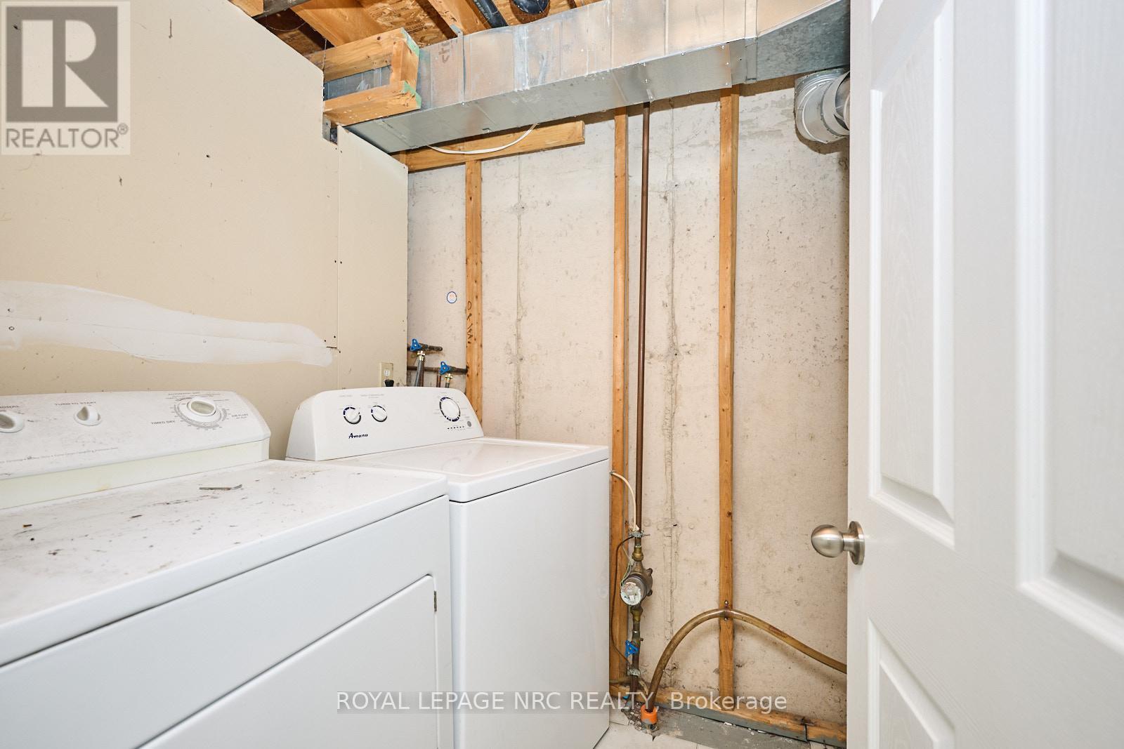 












14 BUSS COURT

,
Thorold (Confederation Heights),




Ontario
L2V5B1

