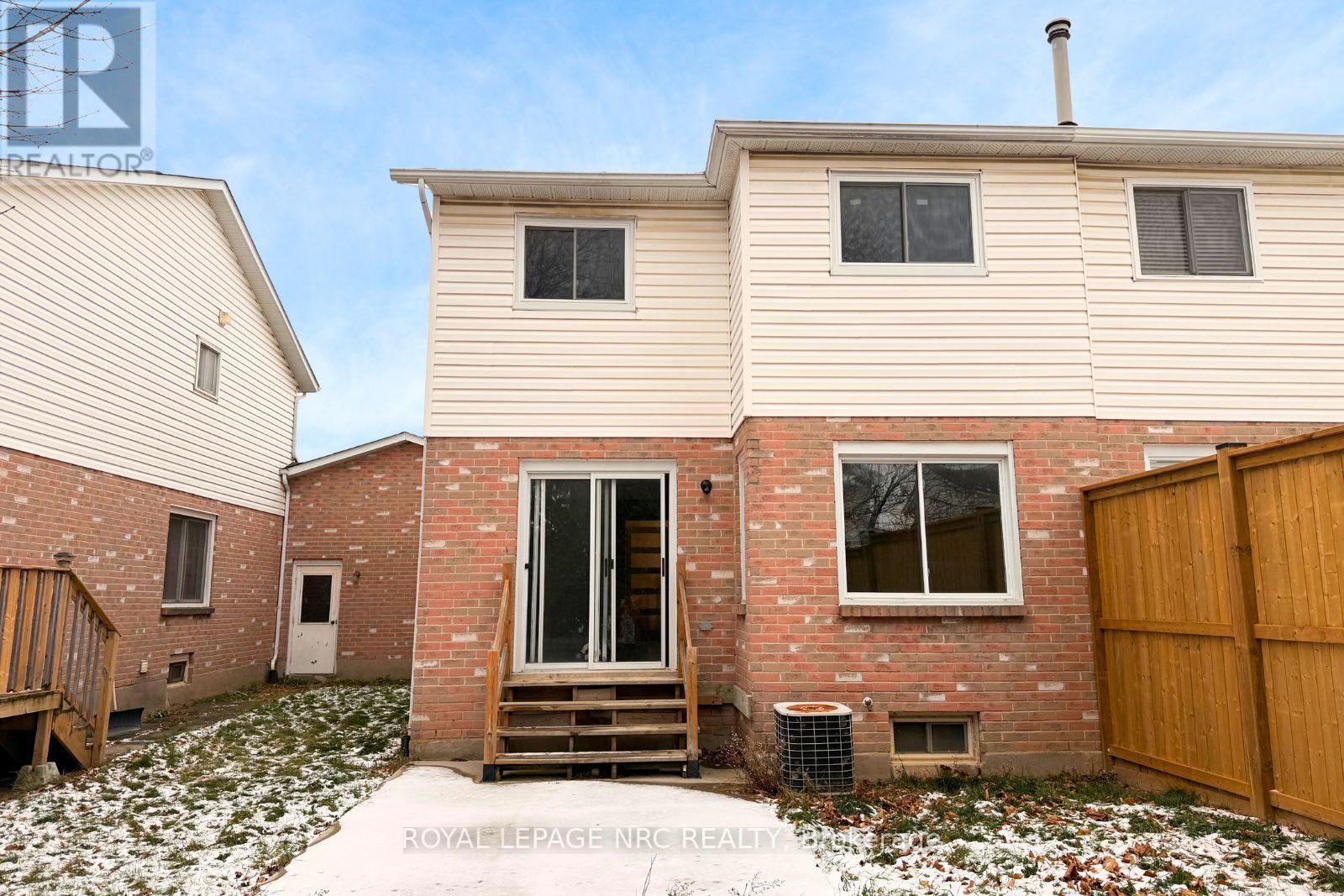 












14 BUSS COURT

,
Thorold (Confederation Heights),




Ontario
L2V5B1

