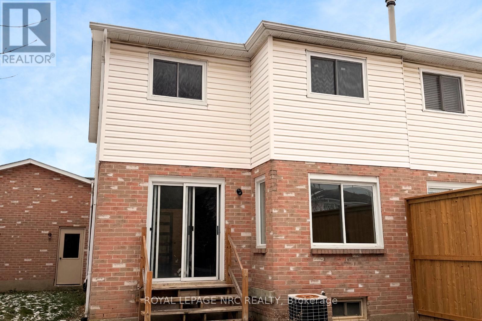 












14 BUSS COURT

,
Thorold (Confederation Heights),




Ontario
L2V5B1

