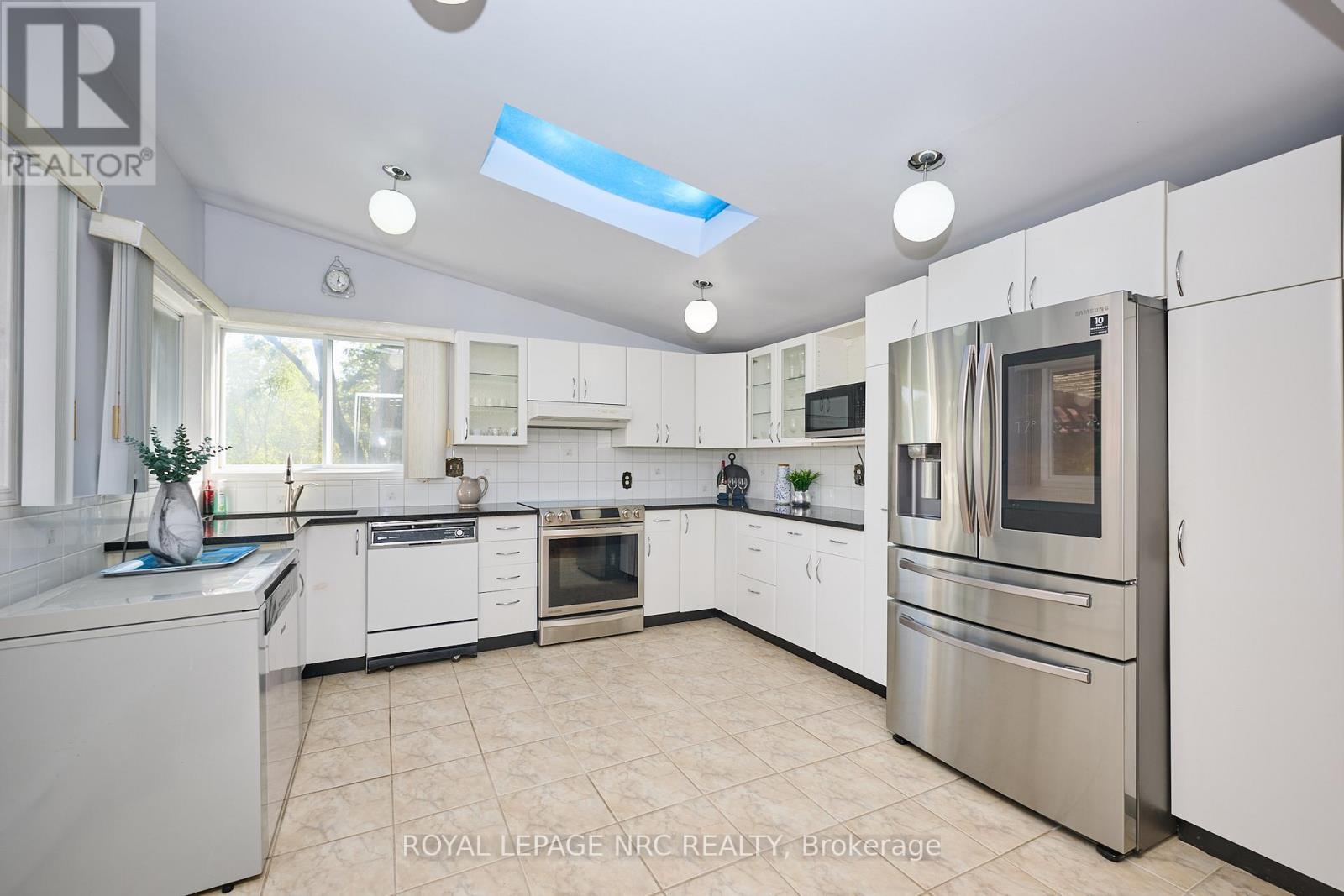 












81 RIVERVIEW BOULEVARD

,
St. Catharines (Glendale/Glenridge),




Ontario
L2T3L9

