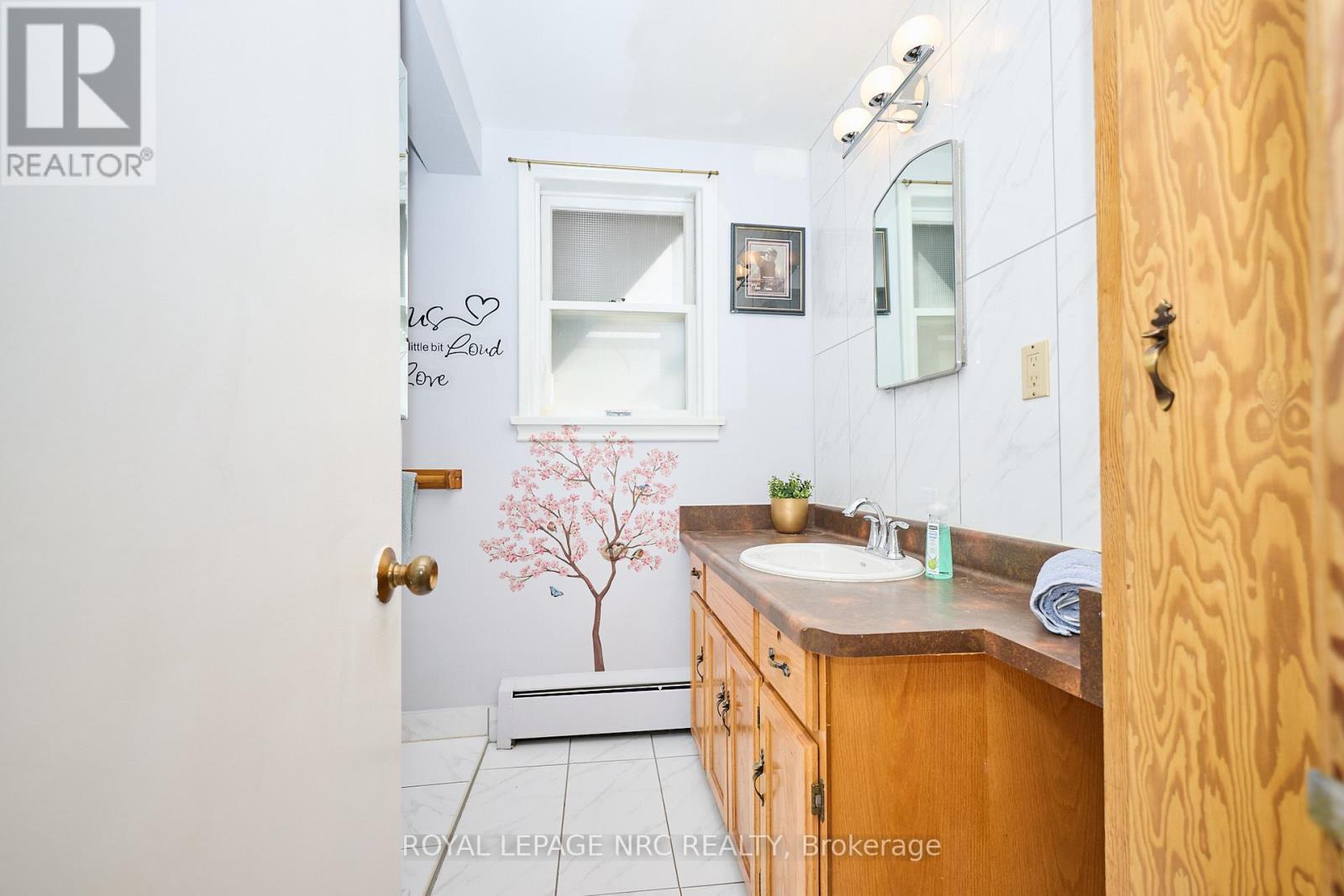 












81 RIVERVIEW BOULEVARD

,
St. Catharines (Glendale/Glenridge),




Ontario
L2T3L9

