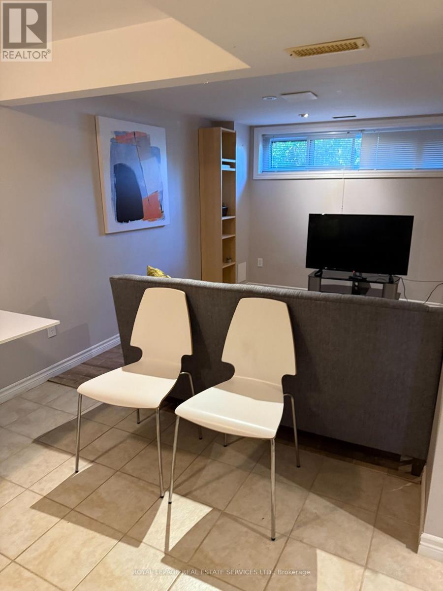 












2402 BELYEA STREET

,
Oakville,




Ontario
L6L1P1

